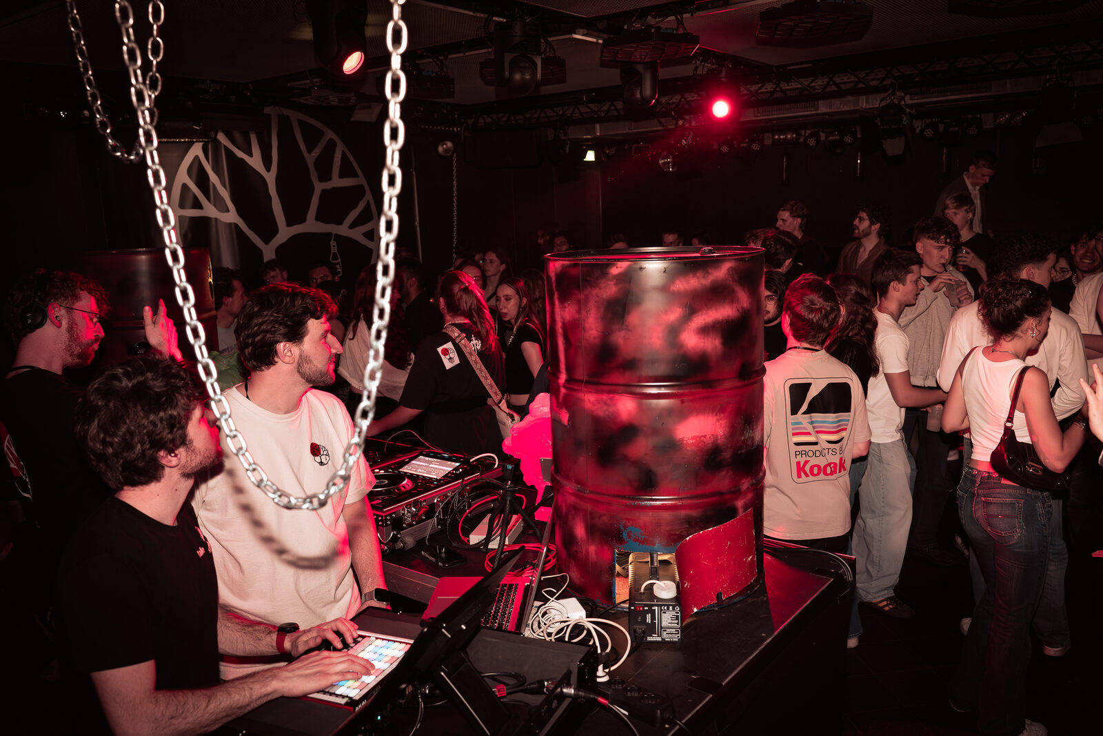 Gäste am DJ-Pult im roten Licht