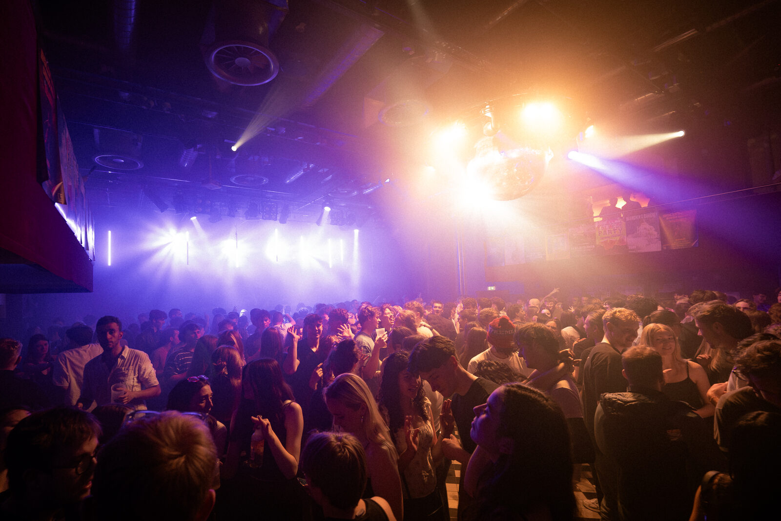 Volle Tanzfläche im E-Werk bei einer Downtown-Party