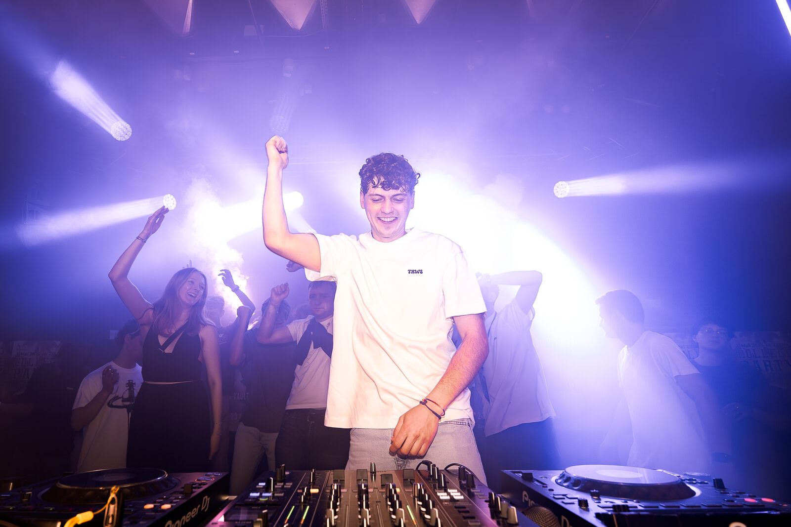 DJ hinter dem Pult im blauen Licht