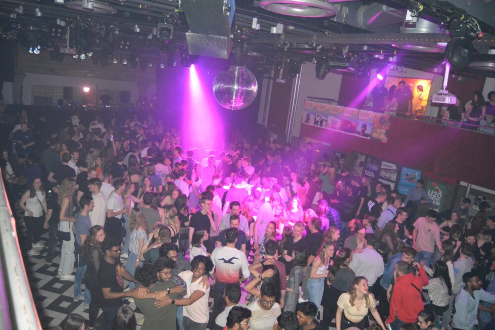 Volle Tanzfläche im E-Werk bei einer Downtown-Party